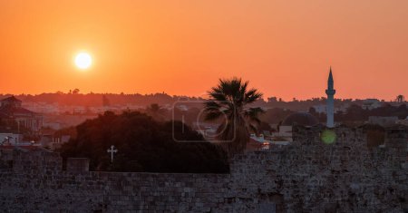 Téléchargez les photos : Mosque in Historic Old Town in City on the Mediterranean Sea, Rhodes, Greece. Sunset - en image libre de droit
