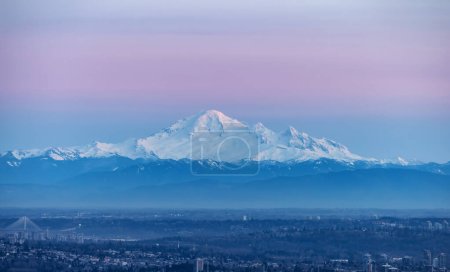 Téléchargez les photos : Mount Baker in the distance behind Vancouver City. BC, Canada. - en image libre de droit