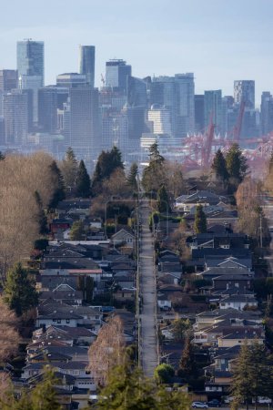Foto de Modern City, Residential Homes and Downtown Buildings in background. Vancouver, British Columbia, Canada. - Imagen libre de derechos