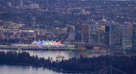 Foto de Urban Downtown City and Stanley Park in Vancouver, British Columbia, Canada. Winter Sunset. - Imagen libre de derechos