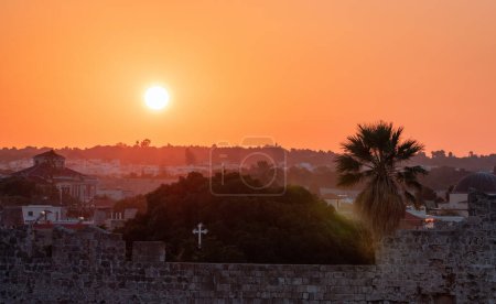 Foto de Historic Old Town in City on the Mediterranean Sea, Rhodes, Greece. Sunset - Imagen libre de derechos