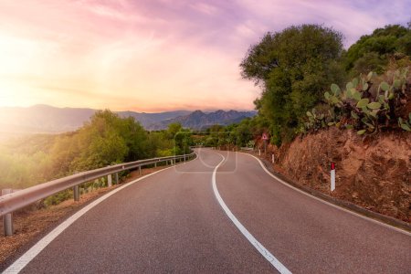 Téléchargez les photos : Route panoramique, Orientale Sarda, dans le paysage montagneux. Sunset Sky Art Render. Sardaigne, Italie. - en image libre de droit