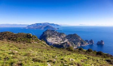 Téléchargez les photos : Ville touristique sur l'île de Capri dans la baie de Naples, Italie. Ciel bleu ensoleillé. - en image libre de droit