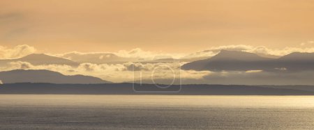 Téléchargez les photos : Vancouver Island Covered in Clouds during winter sunset. Viewed from Cypress Lookout, West Vancouver, British Columbia, Canada. - en image libre de droit