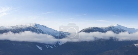 Téléchargez les photos : Snow and Cloud covered Canadian Nature Landscape Background. Winter Season in Squamish, British Columbia, Canada. Sunny Sky Art Render - en image libre de droit