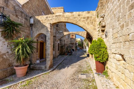 Foto de Streets and Residential Homes in the historic Old Town of Rhodes, Greece. Sunny Morning. - Imagen libre de derechos