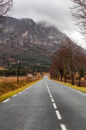 Téléchargez les photos : Scenic Road in the Mountain Landscape. Fall Season. France, Europe. Adventure Travel - en image libre de droit