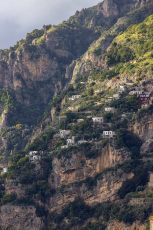 Téléchargez les photos : Ville touristique, Positano, sur les falaises rocheuses et paysage de montagne au bord de la mer Tyrrhénienne. Côte amalfitaine, Italie. - en image libre de droit