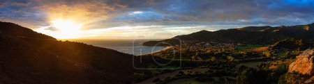 Téléchargez les photos : Sea Coast near Small Town, Solanas, Sardinia. Dramatic Sunset Sky. Panorama - en image libre de droit