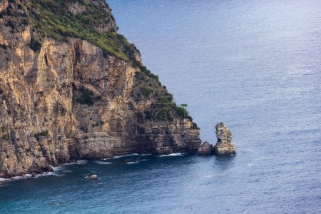 Téléchargez les photos : Falaises rocheuses et paysage montagneux au bord de la mer Tyrrhénienne. Côte amalfitaine, Italie. Nature Contexte - en image libre de droit