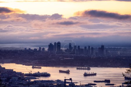Téléchargez les photos : Developed city with industrial and residential buildings. Clouds in Background. Vancouver, British Columbia, Canada. Sunrise Sky - en image libre de droit