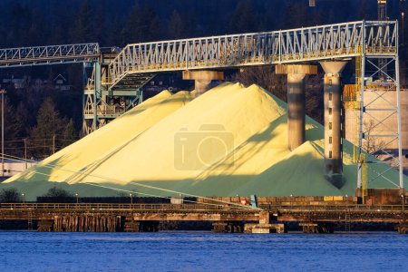 Foto de Sulphur Industrial Site in the city. North Vancouver, British Columbia, Canada. - Imagen libre de derechos