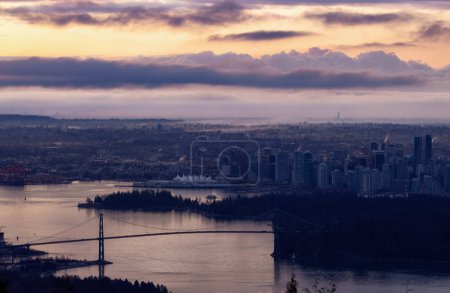 Foto de Urban Downtown City and Stanley Park in Vancouver, British Columbia, Canada. Winter Sunrise. - Imagen libre de derechos
