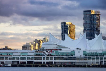 Téléchargez les photos : Downtown Vancouver Buildings in Coal Harbour. Taken from Stanley Park, Vancouver, British Columbia, Canada. - en image libre de droit