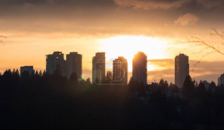 Foto de Residential apartments highrises in Metrotown Area. Taken in Deer Lake, Burnaby, Vancouver, BC, Canada. Sunset - Imagen libre de derechos