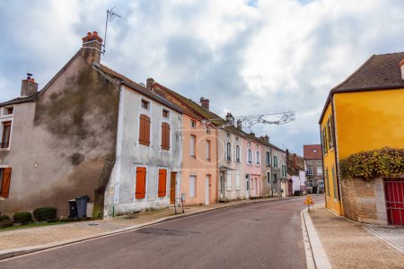 Téléchargez les photos : Streets in a small touristic town during cloudy fall season evening. Santenay, France. - en image libre de droit