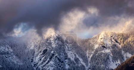 Téléchargez les photos : North Shore Mountains Covered in Snow and Clouds. North Vancouver, British Columbia, Canada. Nature Background. Sunset - en image libre de droit