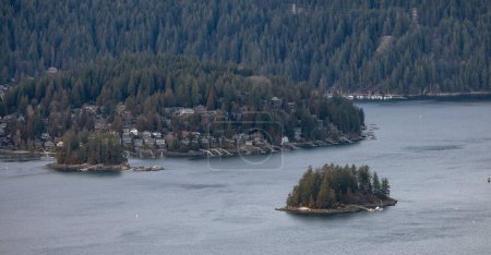 Téléchargez les photos : Residential Homes on the water in Indian Arm. Aerial View. Vancouver, British Columbia, Canada. - en image libre de droit