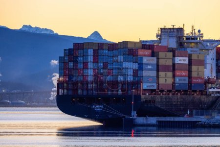 Foto de Vancouver, British Columbia, Canada - January 29, 2023: Container Ship in the Port of Vancouver Harbour. Winter Sunrise Sky - Imagen libre de derechos