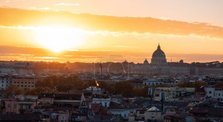 Téléchargez les photos : Old Historic Buildings in Downtown City of Rome, Italy. Cloudy Sunny Sunset Sky. - en image libre de droit