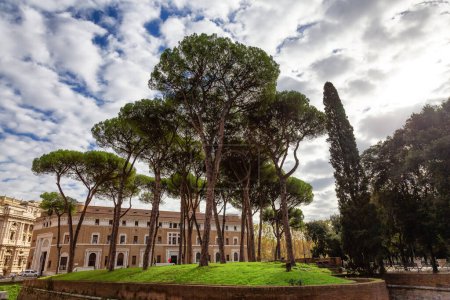 Foto de Historic Park in Rome, Italy. Trees and Sunny Fall Season Day. - Imagen libre de derechos