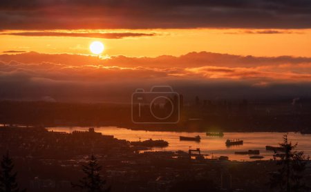 Téléchargez les photos : Developed city with industrial and residential buildings. Clouds in Background. Vancouver, British Columbia, Canada. Sunrise Sky - en image libre de droit