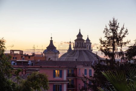Téléchargez les photos : Ancient Historic City in Europe. Rome, Italy. Colorful Sunset Sky. - en image libre de droit
