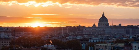 Téléchargez les photos : Old Historic Buildings in Downtown City of Rome, Italy. Cloudy Sunny Sunset Sky. - en image libre de droit