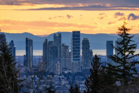 Foto de View of the City and Urban Downtown on the West Coast. Vancouver, British Columbia, Canada. Winter Sunset. - Imagen libre de derechos