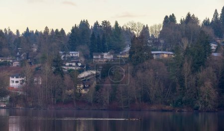 Foto de Residential Homes by the water in Metrotown Area. Taken in Deer Lake, Burnaby, Vancouver, BC, Canada. Sunset - Imagen libre de derechos