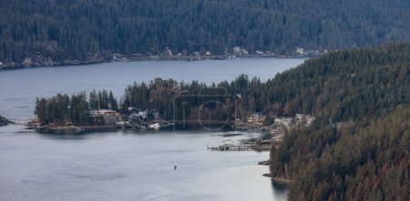 Foto de Residential Homes on the water in Indian Arm. Aerial View. Vancouver, British Columbia, Canada. - Imagen libre de derechos