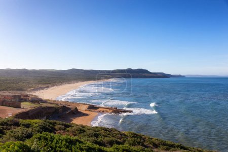 Téléchargez les photos : Sandy Beach on the Sea Coast. Fontanamare, Sardinia, Italy. Nature Background - en image libre de droit