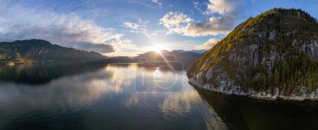 Téléchargez les photos : Ocean Inlet with Rocky Mountains in Canadian Landscape. Aerial Nature Background Panorama. Howe Sound, Squamish, BC, Canada. Sunset - en image libre de droit