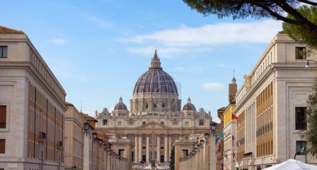 Foto de St. Peters Basilica in urban streets of Downtown Rome, Italy. Cloudy Sky. - Imagen libre de derechos