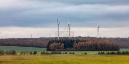 Téléchargez les photos : Wind turbine in the country side of France, Europe. Green Energy - en image libre de droit