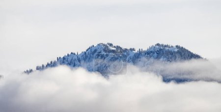 Téléchargez les photos : Snow and Cloud covered Canadian Nature Landscape Background. Winter Season in Squamish, British Columbia, Canada. Sunny Sky - en image libre de droit