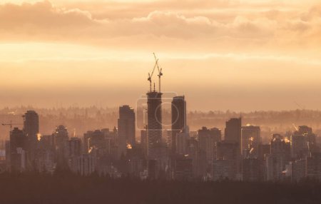 Téléchargez les photos : Constructino Site in Modern Downtown City of Vancouver, British Columbia, Canada. Golden Winter Sunrise Sky. - en image libre de droit