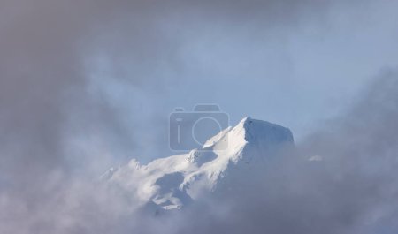 Foto de Tantalus Range covered in Snow and Clouds during Winter Season. Near Whistler and Squamish, British Columbia, Canada. Nature Background - Imagen libre de derechos