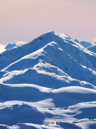 Foto de Snow and Cloud covered Canadian Nature Landscape Background. Winter Season in Whistler, British Columbia, Canada. From Blackcomb Mountain - Imagen libre de derechos