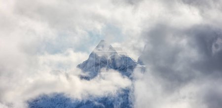 Téléchargez les photos : Montagnes couvertes de neige et de nuages pendant la saison hivernale. Près de Whistler et Squamish, Colombie-Britannique, Canada. Nature Contexte - en image libre de droit