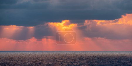 Foto de Dramático cielo colorido atardecer sobre el mar Mediterráneo. Nubes con rayos de sol. Cloudscape Naturaleza Fondo. - Imagen libre de derechos