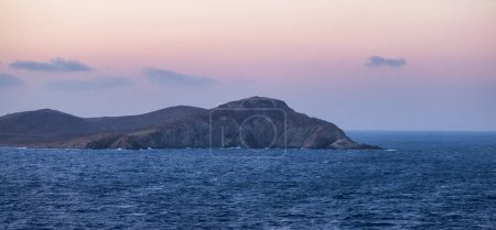 Téléchargez les photos : Rocky Island on Mediterranean Sea. Rinia near Mikonos, Greece, Europe. Nature Background. Sunrise Sky - en image libre de droit