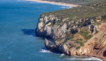 Téléchargez les photos : Rocky Cliffs on the Sea Coast. Sardinia, Italy. Nature Background - en image libre de droit