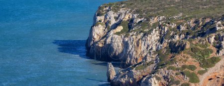 Foto de Rocky Cliffs on the Sea Coast. Sardinia, Italy. Nature Background - Imagen libre de derechos