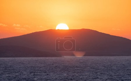 Foto de Isla rocosa en el mar Mediterráneo. Rinia cerca de Mikonos, Grecia, Europa. Nature Background. Cielo del amanecer - Imagen libre de derechos