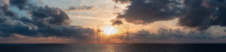 Téléchargez les photos : Coucher de soleil spectaculaire et coloré sur la mer Méditerranée. Nuages avec rayons du soleil. Cloudscape Nature Background. Panorama - en image libre de droit