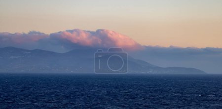 Foto de Isla en el Mar Mediterráneo. Tinos, cerca de Mikonos, Grecia, Europa. Nature Background. Cielo del amanecer - Imagen libre de derechos