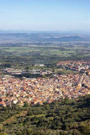 Téléchargez les photos : Petite ville à la campagne, Guspini, Sardaigne, Italie. Journée ensoleillée d'automne. - en image libre de droit