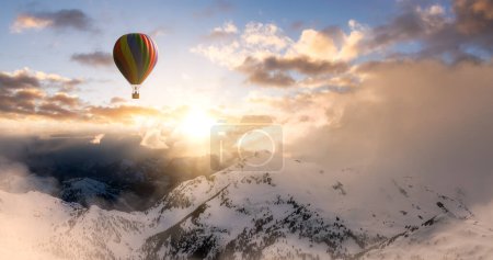 Téléchargez les photos : Canadian Nature Aerial Landscape with Hot Air Balloon Flying. 3D Rendering aircraft. Mountain View from British Columbia, Canada. - en image libre de droit
