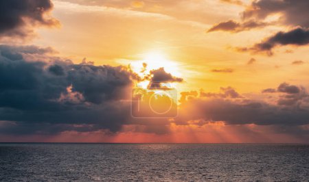 Téléchargez les photos : Coucher de soleil spectaculaire et coloré sur la mer Méditerranée. Nuages avec rayons du soleil. Cloudscape Nature Arrière-plan. - en image libre de droit